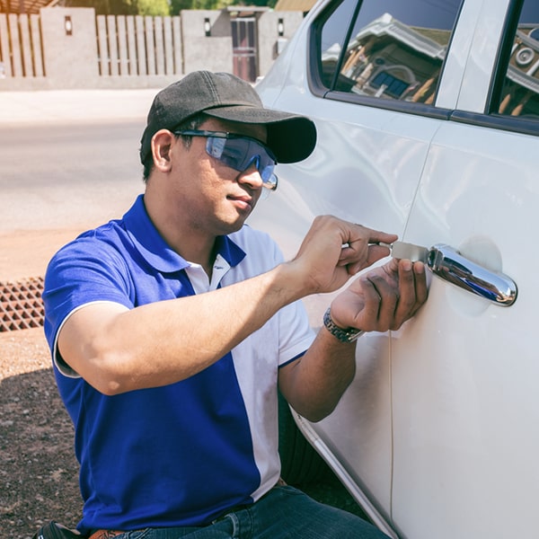 la cerrajería de autos ofrece servicios de apertura de coches, cambio de cerraduras y copias de llaves